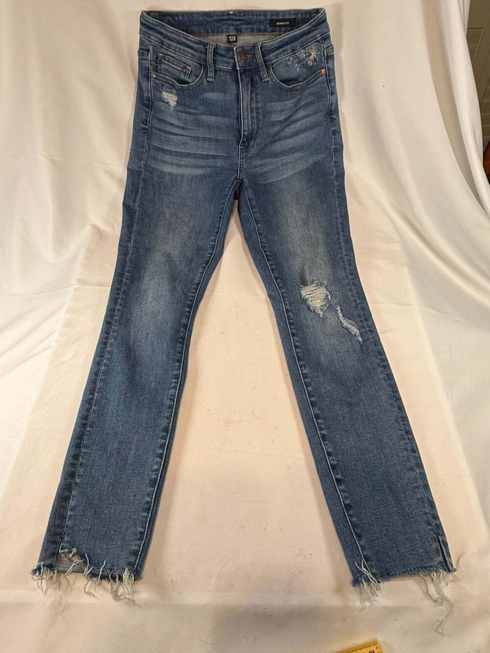 Judy Blue Skinny Fit Jeans Size 7/28 Dandelion Embroidered Distressed Boho Y2K W
